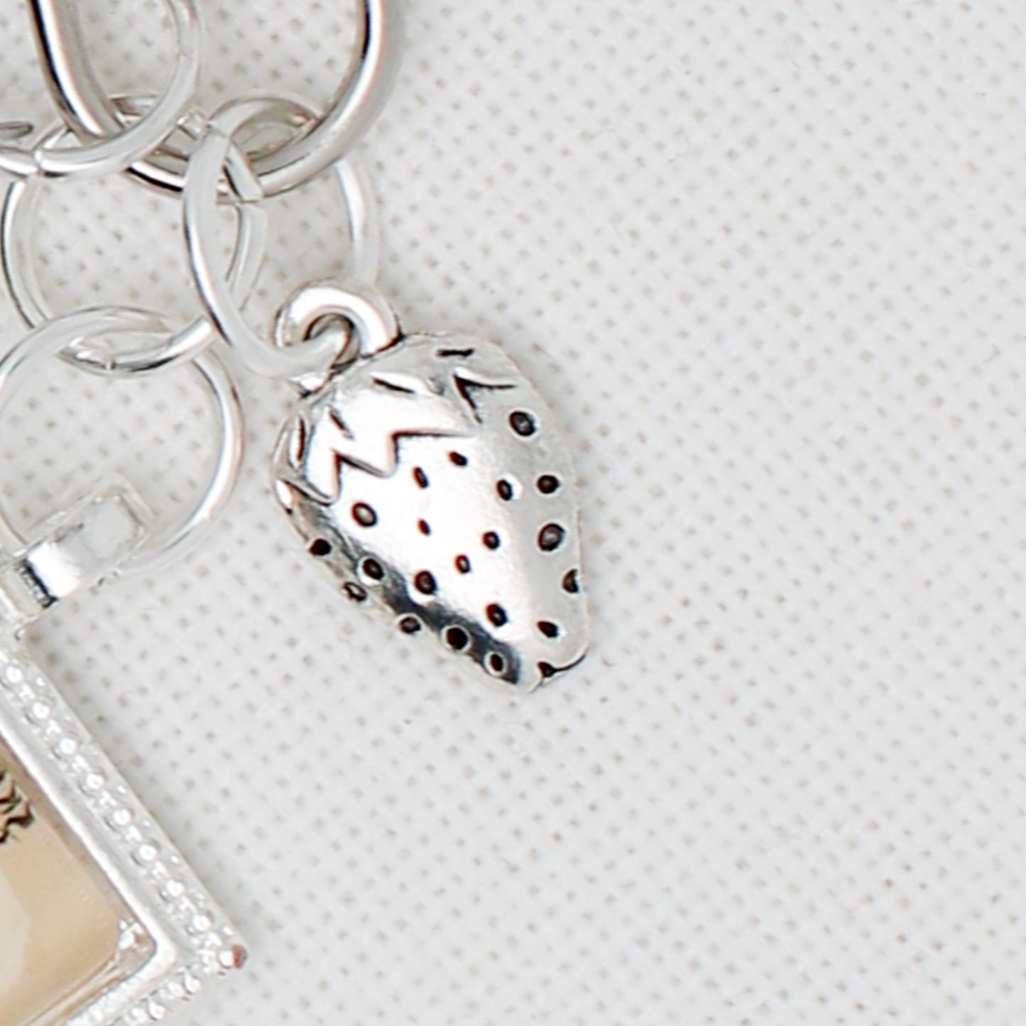Summer Things Strawberries Zipper Pull/ Mini-Fob