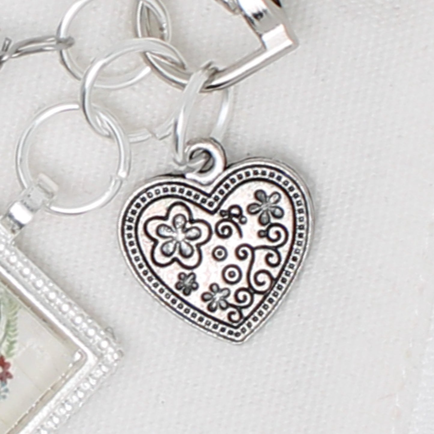 American Wreath Zipper Pull/ Mini- Fob