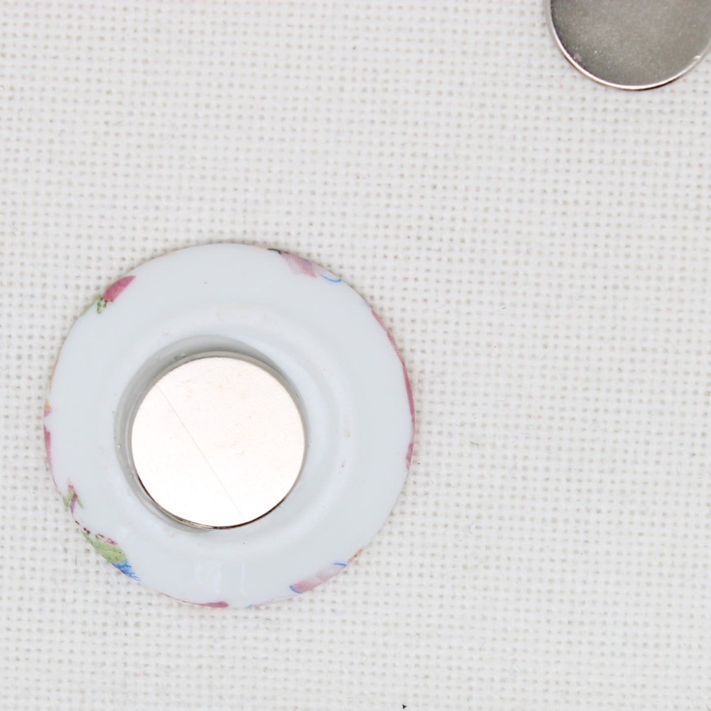 Floral China Magnetic Needle Minder