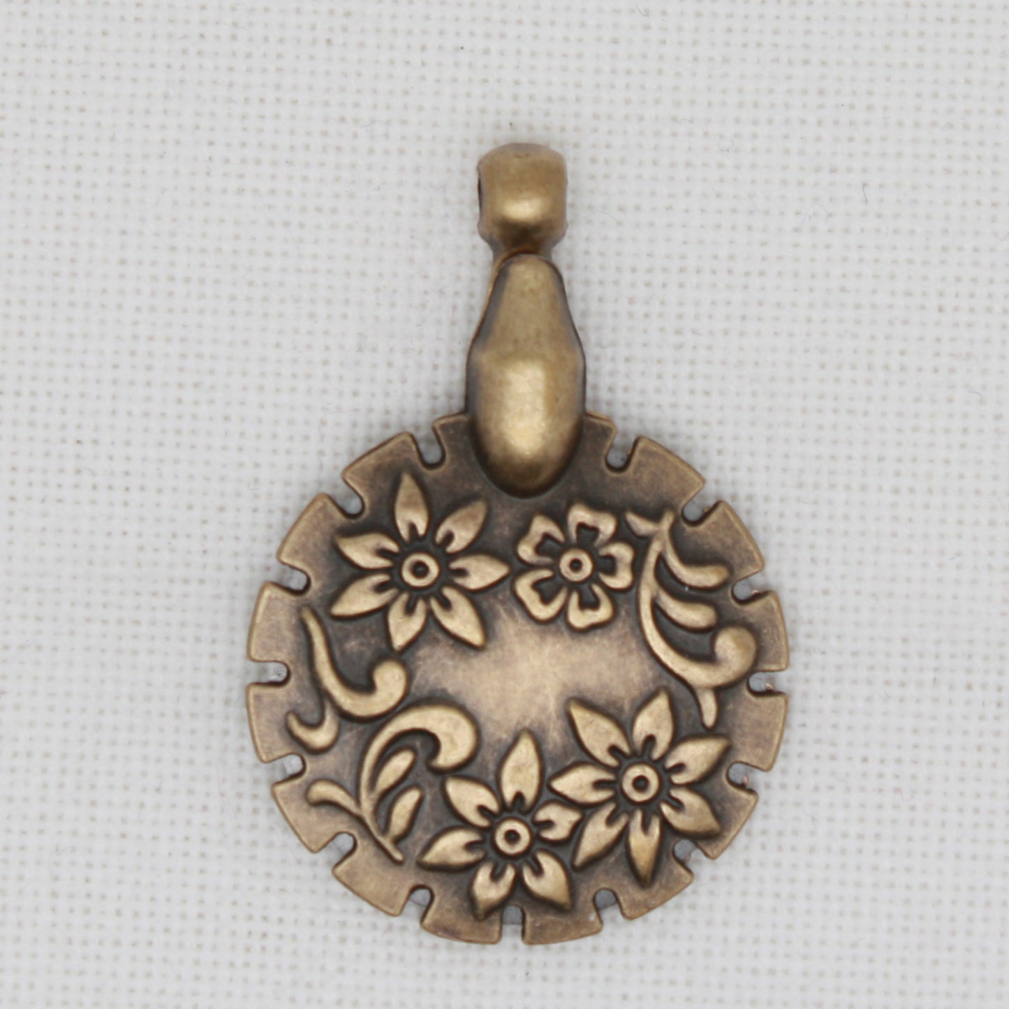 Thread Cutting Pendant