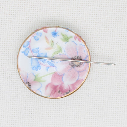 Floral China Magnetic Needle Minder