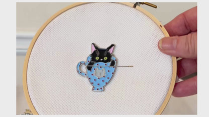 Kitty In Cup  Magnetic Needle Minder